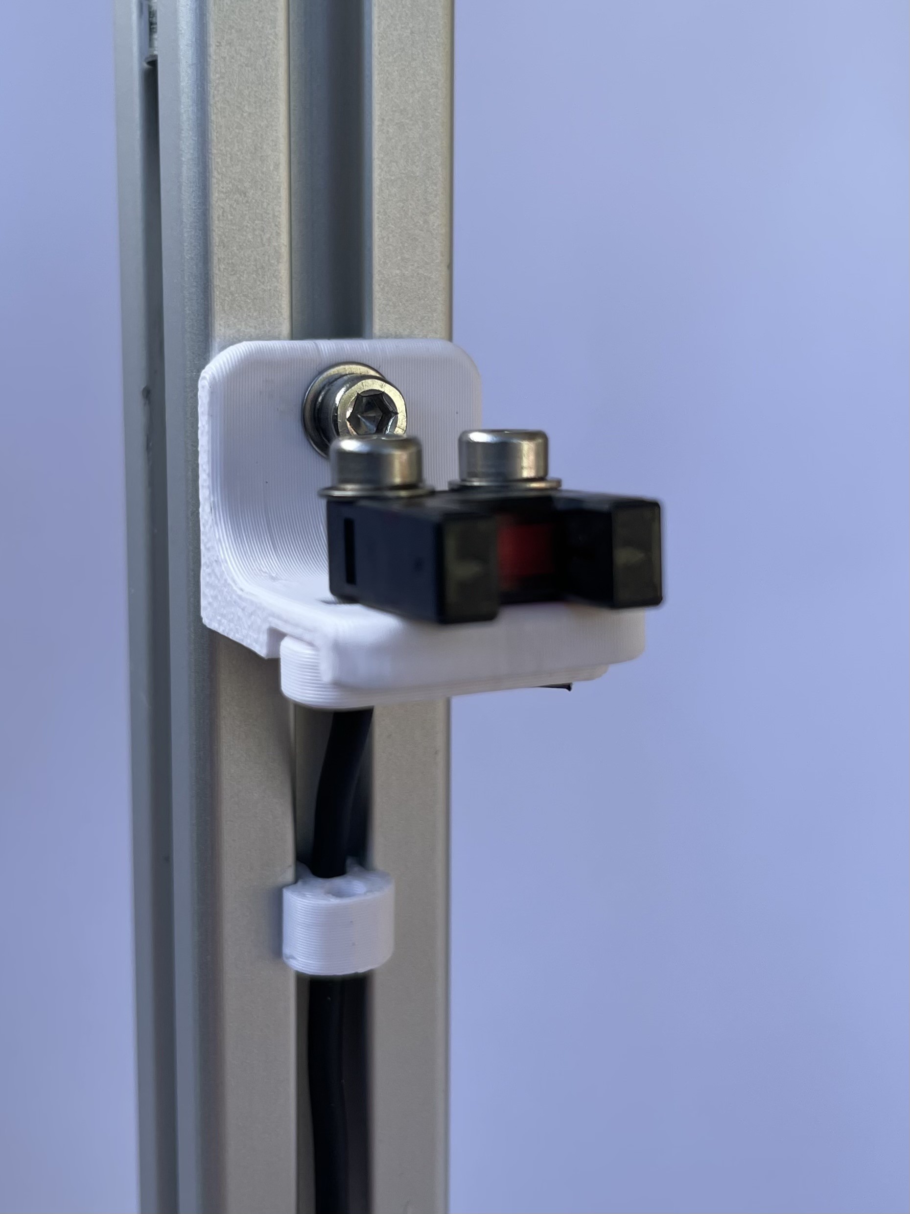 Funktionaler Prototyp der Sensorhalterung montiert an einem Aluminiumprofil