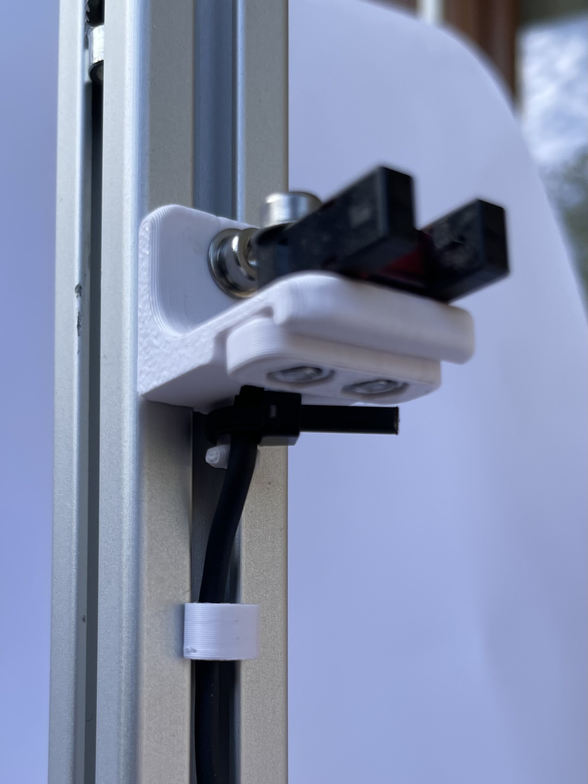 Realer Prototyp der Sensorhalterung mit integrierter Kabelführung